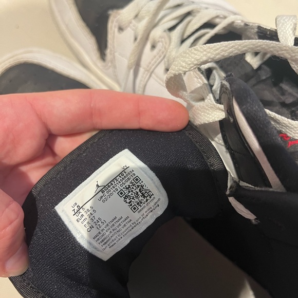 white black and red jordan’s - Picture 2 of 7